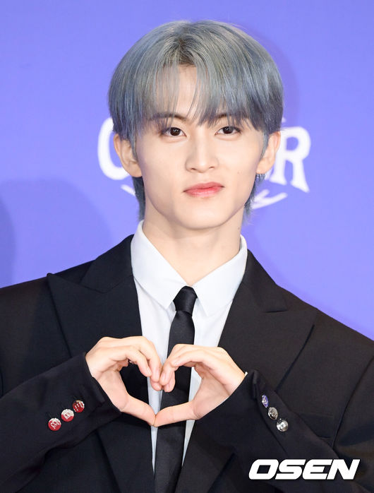 [OSEN=조은정 기자]그룹 NCT DREAM(엔시티 드림, 이하 NCT 드림)의 정규 5집 ‘Go Back To The Future’(고 백 투 더 퓨처) 발매 기념 제작 발표회가 14일 서울 송파구 롯데시네마 월드타워에서 열렸다.이번 앨범은 가장 빛나는 ‘나’를 찾기 위해 시간 여행을 떠난 호기심 많은 괴짜 NCT DREAM이 과거와 현재, 미래를 넘나드는 여정을 스펙터클하게 그려낸 작품이다. 더블 타이틀곡 ‘BTTF’(비티티에프 / 백 투 더 퓨처)와 ‘CHILLER’를 포함한 총 9곡이 수록돼 있다.NCT 마크가 포즈를 취하고 있다. 2025.07.14/cej@osen.co.kr