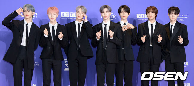 [OSEN=조은정 기자]그룹 NCT DREAM(엔시티 드림, 이하 NCT 드림)의 정규 5집 ‘Go Back To The Future’(고 백 투 더 퓨처) 발매 기념 제작 발표회가 14일 서울 송파구 롯데시네마 월드타워에서 열렸다.이번 앨범은 가장 빛나는 ‘나’를 찾기 위해 시간 여행을 떠난 호기심 많은 괴짜 NCT DREAM이 과거와 현재, 미래를 넘나드는 여정을 스펙터클하게 그려낸 작품이다. 더블 타이틀곡 ‘BTTF’(비티티에프 / 백 투 더 퓨처)와 ‘CHILLER’를 포함한 총 9곡이 수록돼 있다.NCT드림이 포즈를 취하고 있다. 2025.07.14/cej@osen.co.kr