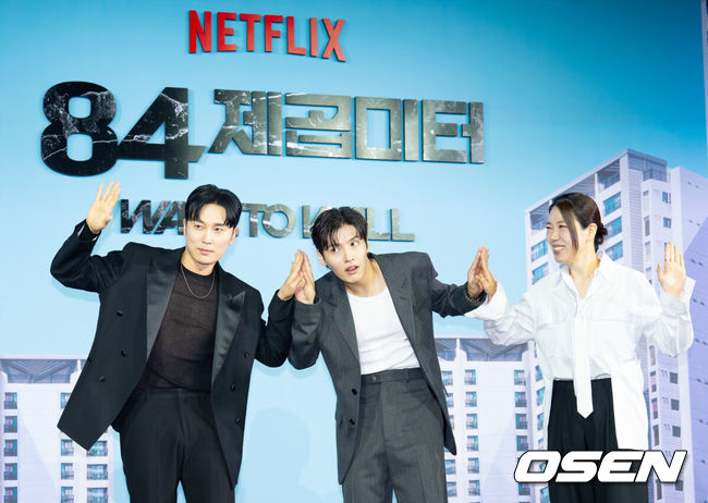 [OSEN=김성락 기자] 14일 오전 서울 중구 앰배서더 풀만 호텔에서 넥플릭스 영화 ‘84제곱미터’ 제작보고회가 열렸다. 영화‘ 84제곱미터 ’는 84㎡ 아파트로 내 집 마련에 성공한 영끌족 우성(강하늘)이 정체를 알 수 없는 층간 소음에 시달리며 벌어지는 예측불허 스릴러 장르다. 배우 배우 서현우, 강하늘, 엄혜란이 포토타임을 갖고 있다. 2025.07.14 / ksl0919@osen.co.kr