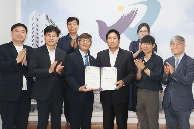 우석대 와 전북특별자치도교육청 미래교육연구원이 AI 교육협력 강화를 위한 업무협약을 체결했다. / 우석대