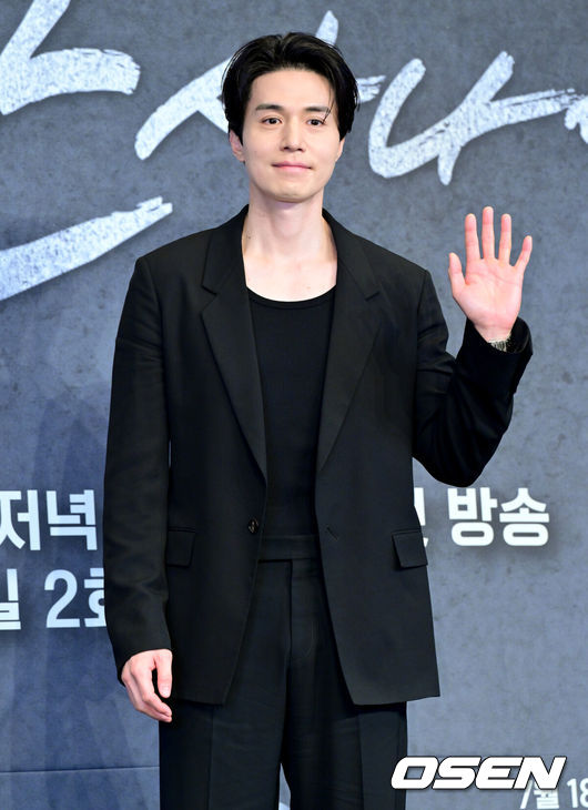 [OSEN=조은정 기자]JTBC 새 금요시리즈 ‘착한 사나이’ 제작발표회가 14일 서울 구로구 한 연회장에서 열렸다.‘착한 사나이’(연출 송해성·박홍수, 극본 김운경·김효석, 제공 SLL, 제작 하이브미디어코프·하이그라운드)는 3대 건달 집안의 장손이자 의외의 순정을 품은 박석철과 가수를 꿈꾸는 그의 첫사랑 강미영이 펼치는 감성 누아르다.배우 이동욱이 포즈를 취하고 있다. 2025.07.14/cej@osen.co.kr