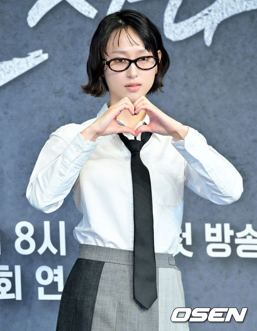[OSEN=조은정 기자]JTBC 새 금요시리즈 ‘착한 사나이’ 제작발표회가 14일 서울 구로구 한 연회장에서 열렸다.‘착한 사나이’(연출 송해성·박홍수, 극본 김운경·김효석, 제공 SLL, 제작 하이브미디어코프·하이그라운드)는 3대 건달 집안의 장손이자 의외의 순정을 품은 박석철과 가수를 꿈꾸는 그의 첫사랑 강미영이 펼치는 감성 누아르다.배우 류헤영이 포즈를 취하고 있다. 2025.07.14/cej@osen.co.kr