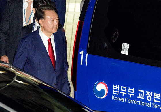 윤석열 전 대통령이 9일 서울중앙지법에서 열린 직권남용 등 혐의에 대한 영장실질심사를 마친 뒤 서울구치소로 이동하고 있다. 윤 전 대통령을 10일 재구속했다. [뉴시스]