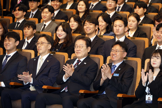이재명 대통령이 14일 충북 진천군 국가공무원인재개발원 진천캠퍼스에서 열린 5급 공채 합격자 대상 신임관리자특강에서 박수를 치고 있다. 대통령실사진기자단