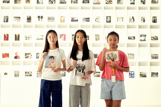 김보경(서울 둔촌초 6)·김연우(경기도 위례초 6)·정서우(서울 고명초 5·왼쪽부터) 학생기자가 서울시립 사진미술관을 찾아 한국 사진예술사의 과거와 미래를 살폈다.