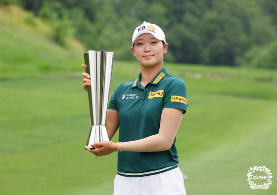 우승 트로피를 들고 기념 촬영하는 방신실. 2023년 KLPGA 데뷔 후 통산 4번째이자 올 시즌 2번째 우승이다. [사진 KLPGA]