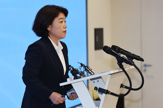 윤석열 전 대통령 부인 김건희 여사와 관련한 각종 의혹 사건을 수사하는 민중기 특별검사팀 오정희 특검보가 지난 8일 서울 종로구 KT광화문빌딩에서 정례 브리핑을 하고 있다. 연합뉴스