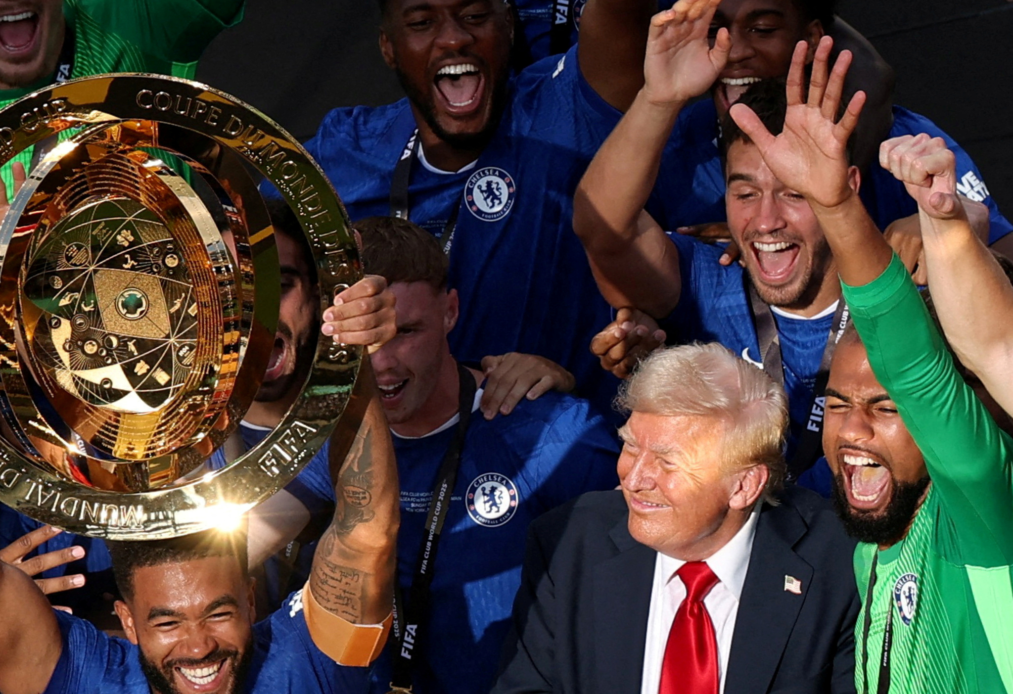 첼시 주장 제임스가 FIFA 클럽월드컵 우승 트로피를 들어 올릴 때까지, 도널드 트럼프 미국 대통령은 시상대를 떠나지 않고 정중앙에 계속 서 있었다. 눈치 없는 행동에 첼시 선수들은 당황했지만 그대로 우승 세리머니를 이어갔다. [로이터=연합뉴스]