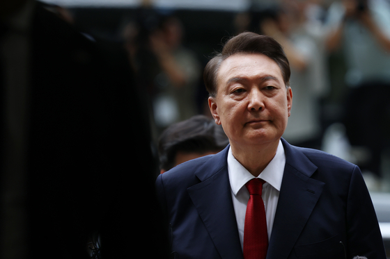 12·3 비상계엄과 관련해 특검의 수사를 받는 윤석열 전 대통령이 두 번째 구속 전 피의자심문(영장실질심사)를 받기 위해 지난 9일 오후 서울 서초구 중앙지방법원으로 출석하고 있다. 뉴스1
