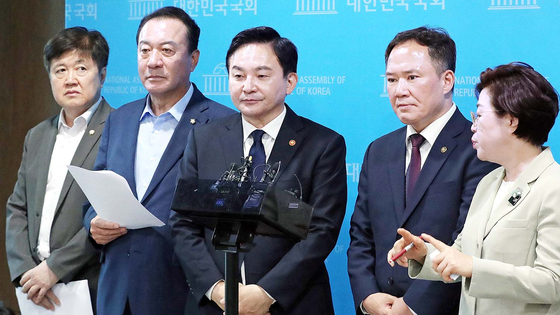 2023년 7월 6일 원희룡 당시 국토교통부 장관이 서울 여의도 국회 소통관에서 서울 양평 고속도로 노선 변경 관련 취재진의 질문을 받고 있다. 뉴스1