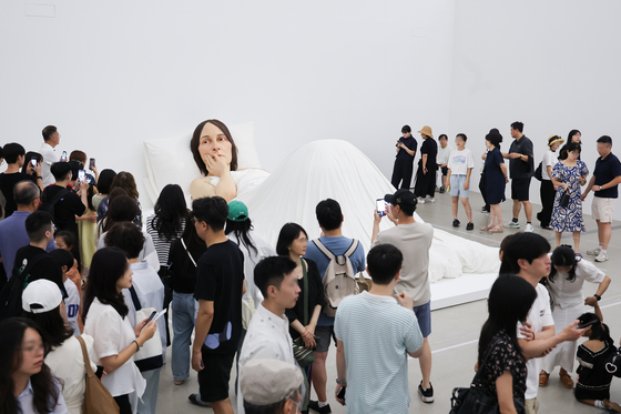 가로 6m 50cm 크기로, 이불을 덮은 채 침대에 누운 여성을 그려낸 론 뮤익의 작 '침대에서'(2005). 관람객들은 휴대폰을 들어 사진을 찍다가도, 섬세한 묘사에 압도된 듯 조각을 찬찬히 들여다봤다. 우상조 기자
