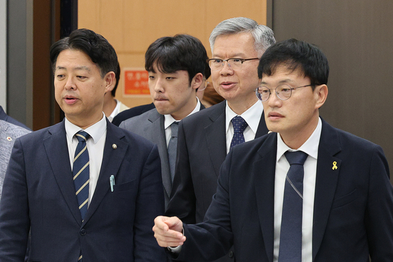 김영호 국회 교육위원장(왼쪽부터), 이선우 대한의과대학·의학전문대학원학생회 비상대책위원장, 김택우 대한의사협회장, 박주민 보건복지위원장이 12일 오후 서울 용산구 대한의사협회에서 의과대학 교육 정상화를 위한 공동 성명서를 발표하기 위해 입장하고 있다. 윤석열 정부의 의과대학 정원 확대 추진 등 의료 개혁 정책에 반발해 학교를 떠났던 의대생들이 전원 복귀하겠다는 뜻을 밝혔고 국회는 의대 교육의 정상화를 적극 지원하겠다고 약속했다. 뉴스1