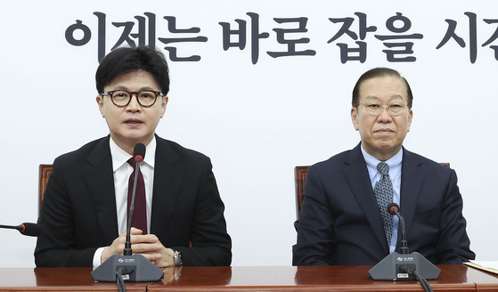 한동훈 전 국민의힘 대표(왼쪽)와 권영세 의원. 임현동 기자