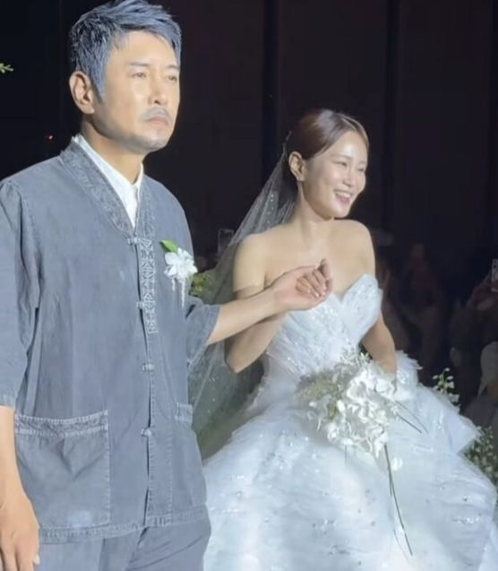 13일 김대희의 손을 잡고 신부입장을 하고 있는 김지민. 사진 SNS 캡처