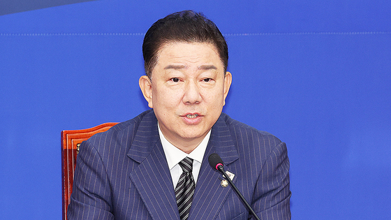  김병기 더불어민주당 대표 직무대행 겸 원내대표가 14일 오전 서울 여의도 국회에서 열린 최고위원회의에서 모두 발언을 하고 있다. 뉴스1