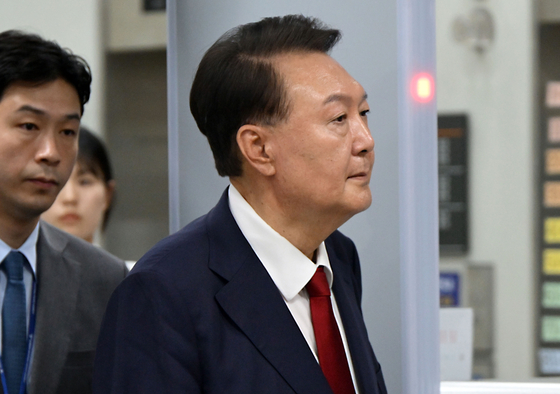 윤석열 전 대통령이 지난 9일 서울 서초구 서울중앙지법에서 영장실질심사를 마치고 나오고 있다. 사진공동취재단