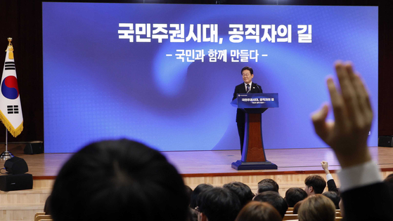 이재명 대통령이 14일 충북 진천군 국가공무원인재개발원 진천캠퍼스에서 열린 5급 공채 합격자 대상 신임관리자특강에서 질문을 받고 있다. 대통령실사진기자단