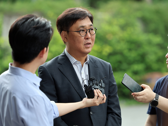 최휘영 문화체육관광부 장관 후보자가 14일 오전 서울 종로구 국립현대미술관에 마련된 인사청문회 사무실로 출근하며 소감을 밝히고 있다. 그는 "지금까지와 다른 시각에서 점검할 것"이라고 말했다. 뉴스1
