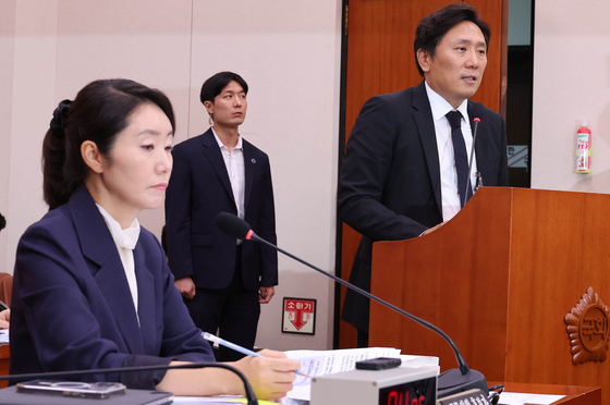 14일 국회 여성가족위원회에서 열린 강선우 여성가족부 장관 후보자에 대한 인사청문회에서 증인으로 출석한 이의일 엑셀세라퓨틱스 대표(오른쪽)가 의원 질의에 답하고 있다. 임현동 기자