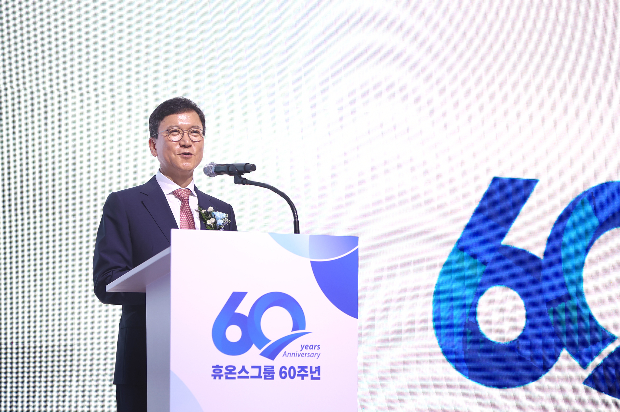 ▲휴온스그룹이 11일 창립 60주년을 맞아 성남 판교 본사 사옥에서 기념행사를 가졌다. 사진은 휴온스그룹 윤성태 회장이 창립 60주년 기념식에서 기념사를 하고 있다.