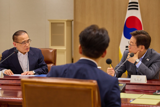이재명 대통령이 지난 10일 열린 첫 NSC 회의에서 위성락 국가안보실장과 대화하고 있다. 위 실장이 한·미 안보실장 협의 등을 마치고 미국에서 귀국한 지 하루 만이다. [사진 대통령실]