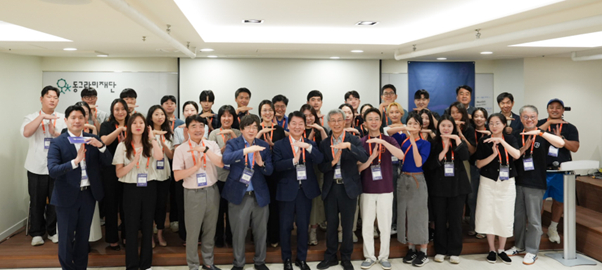 12일 동그라미재단에서 개최된 동그라미재단 TEU MED 5기 오리엔테이션에서 안철수 출연자 및 장순흥 이사장을 비롯한 38명의 참가자들이 단체사진을 찍고 있다. (사진 제공 = 동그라미재단)