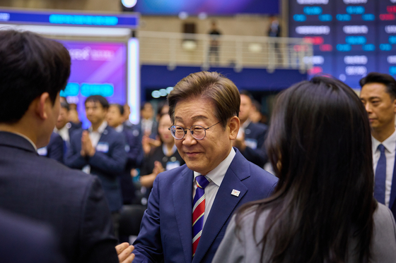 지난달 11일 서울 영등포구 한국거래소를 방문한 이재명 대통령이 ‘증시 불공정거래 근절’ 간담회에서 참석자와 악수하고 있다. [연합뉴스]