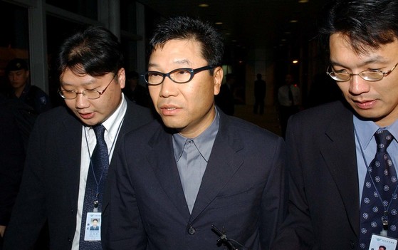 오랜 미국 체류를 마치고 귀국하던 순간의 이수만 SM엔터테인먼트 대주주. 중앙포토