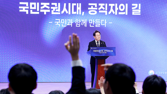  이재명 대통령이 14일 충북 진천 국가공무원인재개발원에서 70기 5급 신임관리자과정 교육생들에게 '국민주권시대, 공직자의 길'을 주제로 특강을 하며 질문을 받고 있다. 연합뉴스