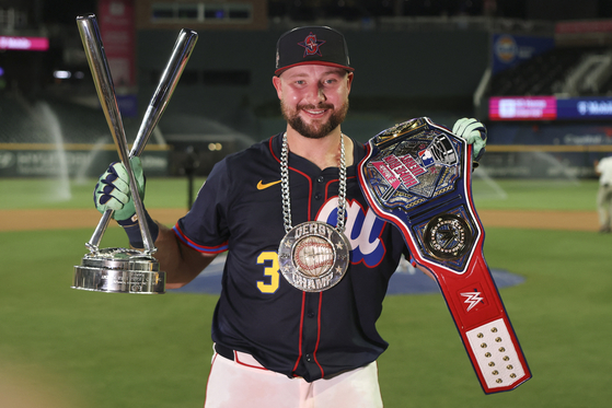 MLB 올스타전 홈런 더비 우승자 칼 랄리가 트로피와 챔피언벨트를 들고 활짝 웃고 있다. 로이터=연합뉴스