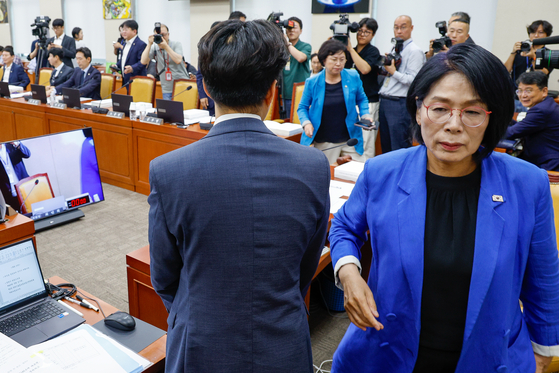 14일 오전 서울 여의도 국회 과학기술정보방송통신위원회에서 열린 배경훈 과학기술정보통신부 장관 후보자 인사청문회에서 최민희 위원장이 국민의힘 '최민희 독재 OUT 이재명은 협치하라' 피켓에 산회를 선포한 뒤 퇴장하고 있다. 뉴스1