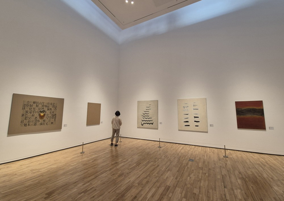 ‘내 속에 꿈틀거리는 한 가닥 진심’에 나온 김창열의 초기작 ‘제전’(1967·오른쪽부터), ‘현상’(1971). 권근영 기자 