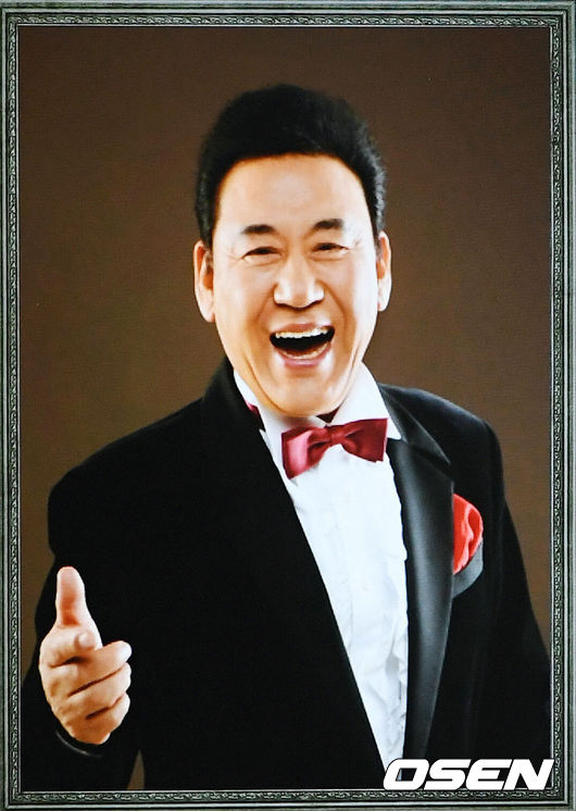 [OSEN=사진팀] 트로트 가수 故 현철의 빈소가 16일 오후 서울 풍납동 서울 아산병원 장례식장 1호실에 마련됐다.가수 故 현철은 수년 전 경추 디스크 수술을 받은 뒤 신경 손상으로 건강이 악화해 오랜 기간 투병을 이어온 것으로 알려졌다.향년 82세. 현철은 '앉으나 서나 당신 생각', '사랑은 나비인가봐', '청춘을 돌려다오', '싫다 싫어' 등의 히트곡을 남겼으며 1989년과 1990년 2년 연속으로 KBS 가요대상을 수상했다. (사진=사진공동취재단) / photo@osen.co.kr