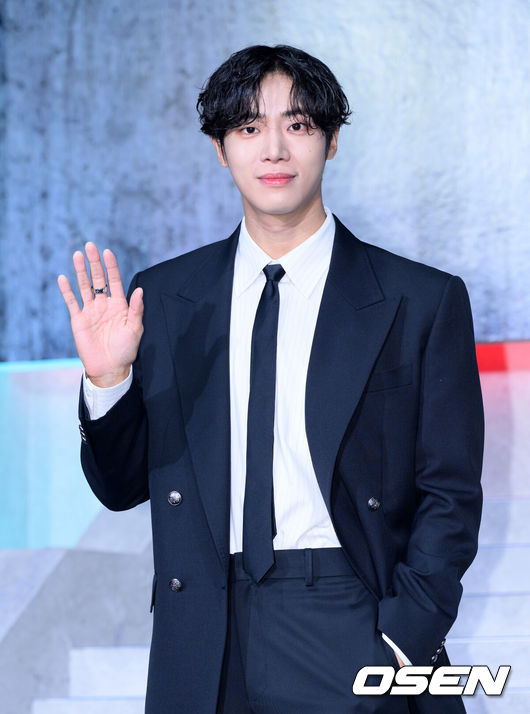 [OSEN=이대선 기자] 5일 서울 중구 앰배서더 서울 풀만 호텔 넷플릭스 시리즈 '광장' 제작발표회가 열렸다.스스로 아킬레스건을 자르고 광장 세계를 떠났던 ‘기준’이, 조직의 2인자였던 동생 ‘기석’의 죽음으로 11년 만에 돌아와 복수를 위해 그 배후를 파헤치는 느와르 액션이다.배우 추영우가 포토타임을 가지고 있다. 2025.06.05 /sunday@osen.co.kr
