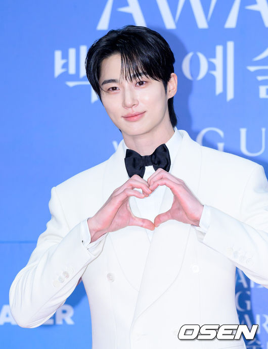 [OSEN=이대선 기자] 5일 오후 서울 강남구 코엑스 D홀에서 ‘제61회 백상예술대상 with 구찌’ 레드카펫 행사가 열렸다.방송·영화·연극을 아우르는 국내 유일무이 종합 예술 시상식 ‘제61회 백상예술대상 with 구찌’는 JTBC·JTBC2·JTBC4에서 동시 생중계, 프리즘·네이버TV·치지직에서 디지털 생중계된다.배우 변우석이 레드카펫을 밟고 있다. 2025.05.05 /sunday@osen.co.kr