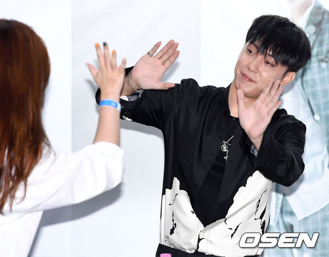 [OSEN=이대선 기자] 26일 오후 서울 연세로 스타광장에서 '신촌 뮤직스트리트 - 젝스키스 게릴라 하이터치회'가 열렸다. 그룹 젝스키스 은지원이 여성팬과 하이터치를 하고 있다. /sunday@osen.co.kr