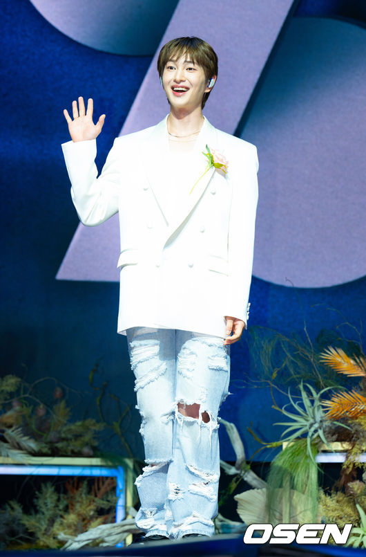 [OSEN=김성락 기자] 15일 오후 서울 명화라이브홀 명화라이브홀에서 샤이니 온유(ONEW)의 솔로 정규 2집 ‘PERCENT’ 발매 기념 쇼케이스가 열렸다. 앨범 ‘PERCENT’는 비워지고, 채워지며 완성되어 가는 온유만의 기록이다. 온유는 세상을 살아가며 만나는 무수한 것들과 상호 보완의 관계를 이루며 100%를 채워간다. 결코 혼자서는 완전할 수 없지만, 불완전한 존재들 역시 그 자체로 아름답다는 믿음이 담겼다. 온유가 곡 작업 전반에 직접 참여해 진화된 음악적 역량을 입증한다.샤이니 온유가 포즈를 취하고 있다. 2025.07.15 / ksl0919@osen.co.kr  