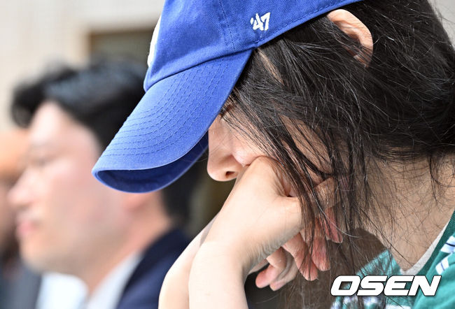 [OSEN=조은정 기자]하이브 산하 레이블 어도어의 대표 민희진이 25일 오후 서울 서초구 한국컨퍼런스센터에서 경영원 탈취 시도 의혹 관련 긴급기자회견을 열었다.앞서 하이브는 민희진 대표가 뉴진스를 데리고 본사로부터 독립하려 한다는 제보를 받아 관련 증거 수집에 나섰다.하이브는 A 씨 등 어도어 경영진이 대외비인 계약서를 유출하고, 하이브가 보유하고 있는 어도어 주식을 팔도록 유도했다는 정황을 포착해 감사권을 발동했으며A 씨가 하이브 내부 정보를 어도어에 넘긴 것으로도 파악했다. 이와 관련,민희진 대표는 공식입장을 통해 '아일릿의 뉴진스 카피 사태'에 문제를 제기하자 하이브로부터 해임 통보를 받은 것이라고 반박했다.민희진 대표가 입장 발표 전 생각에 잠겨있다. 2024.04.25 /cej@osen.co.kr