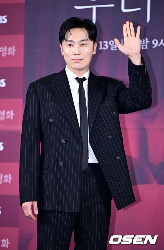 [OSEN=최규한 기자] 10일 오후 서울 용산 CGV에서 SBS 새 금토드라마 ‘우리영화’ 제작발표회가 열렸다.드라마 ‘우리영화’는 다음이 없는 영화감독 이제하(남궁민 분)와 오늘이 마지막인 배우 이다음(전여빈 분)의 내일로 미룰 수 없는 사랑 이야기를 그린다.배우 서현우가 포토타임을 하고 있다. 2026.06.10 / dreamer@osen.co.kr