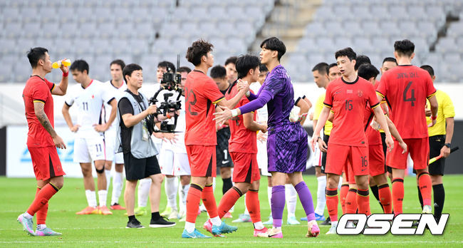 [OSEN=용인, 최규한 기자] 5일 오후 용인 미르스타디움에서 2025 동아시아축구연맹(EAFF) E-1 챔피언십(동아시안컵) 3차전 중국과 홍콩의 경기가 열렸다.이날 경기는 중국이 홍콩을 상대로 1-0 승리를 거뒀다.경기를 마치고 승리한 중국 선수들이 인사를 나누고 있다. 2025.07.15 / dreamer@osen.co.kr
