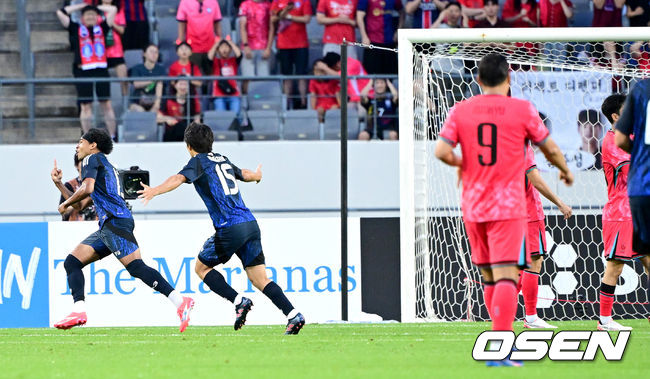 [OSEN=용인, 최규한 기자] 홍명보 감독이 이끄는 남자축구대표팀이 15일 오후 용인 미르스타디움에서 2025 동아시아축구연맹(EAFF) E-1 챔피언십(동아시안컵) 3차전 일본과 경기를 가졌다.한국은 1차전서 중국을 3-0, 2차전서 홍콩을 2-0으로 완파했다. 하지만 일본이 1차전서 홍콩을 6-1, 2차전서 중국을 2-0으로 이겼다. 골득실 +7의 일본이 +5의 한국을 누르고 조 선두인 상황이다. 나란히 2승을 거둔 한국과 일본은 대회 우승컵을 놓고 격돌한다.전반 한국이 일본 저메인 료에게 선제골을 내준 뒤 아쉬워하고 있다. 2025.07.15 / dreamer@osen.co.kr