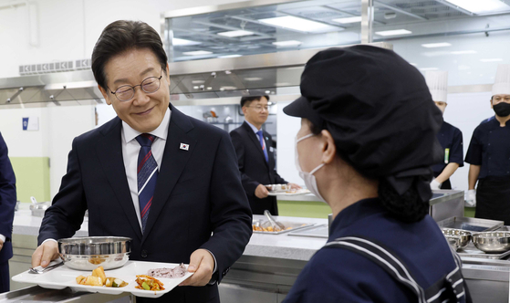 이재명 대통령이 14일 충북 진천 국가공무원인재개발원 구내식당에서 배식 직원과 인사하고 있다. 이 대통령은 이날 ‘국민주권시대, 공직자의 길’을 주제로 5급 신임관리자과정 대상 특강을 했다. 식사 뒤에는 청주 궁평2지하차도 침수 사고 현장을 찾아 안전 개선 상황을 점검했다. [사진 대통령실사진기자단]