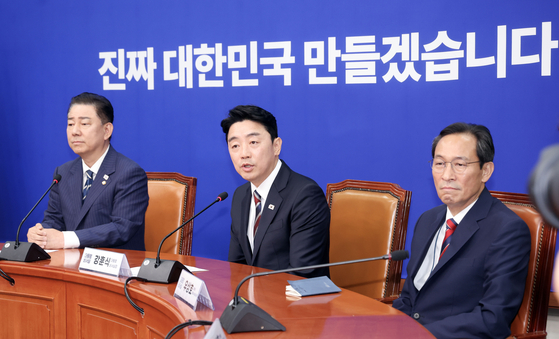 강훈식 대통령비서실장(가운데)이 지난달 17일 오후 국회 본청 더불어민주당 원내대표회의실에서 김병기 민주당 신임 원내대표(왼쪽)를 예방해 인사하고 있다. 오른쪽은 우상호 정무수석. 김성룡 기자