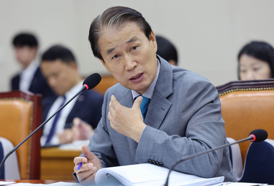권오을 국가보훈부 장관 후보자가 15일 국회 정무위원회 전체회의에서 열린 인사청문회에서 의원들 질의에 답하고 있다. 임현동 기자