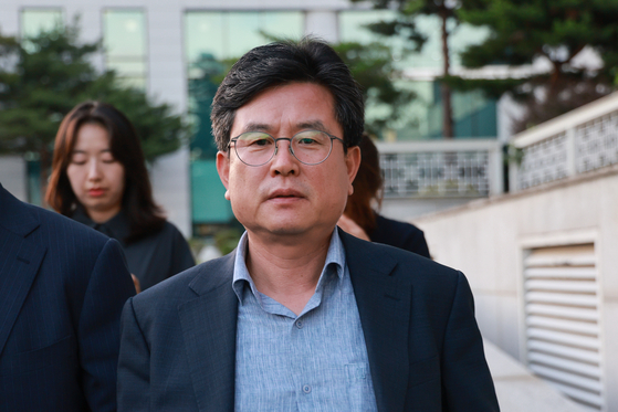 내란 특검 소환 조사를 받은 강의구 전 대통령실 부속실장이 지난달 30일 서울고검 청사를 나서고 있다. 연합뉴스