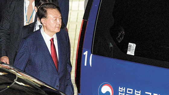  윤석열 전 대통령이 지난 9일 서울 서초구 서울중앙지법에서 열린 직권남용 등 혐의 영장실질심사(구속 전 피의자 심문)를 마친 뒤 대기 장소인 서울구치소로 이동하기 위해 법원을 나서는 모습. 뉴시스