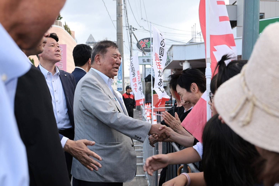 오는 20일 치러지는 참의원 선거 지원에 나선 이시바 총리가 지난 14일 아오모리현을 방문해 유권자들과 악수를 나누고 있다. 출처 이시바 시게루 총리 X