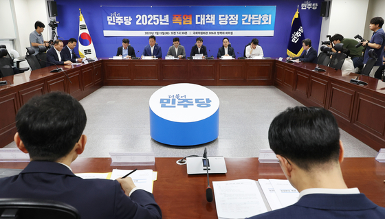 더불어민주당 진성준 정책위의장이 15일 서울 여의도 국회 의원회관에서 열린 '폭염 대책 당정 간담회'에 참석해 발언하고 있다. 연합뉴스 