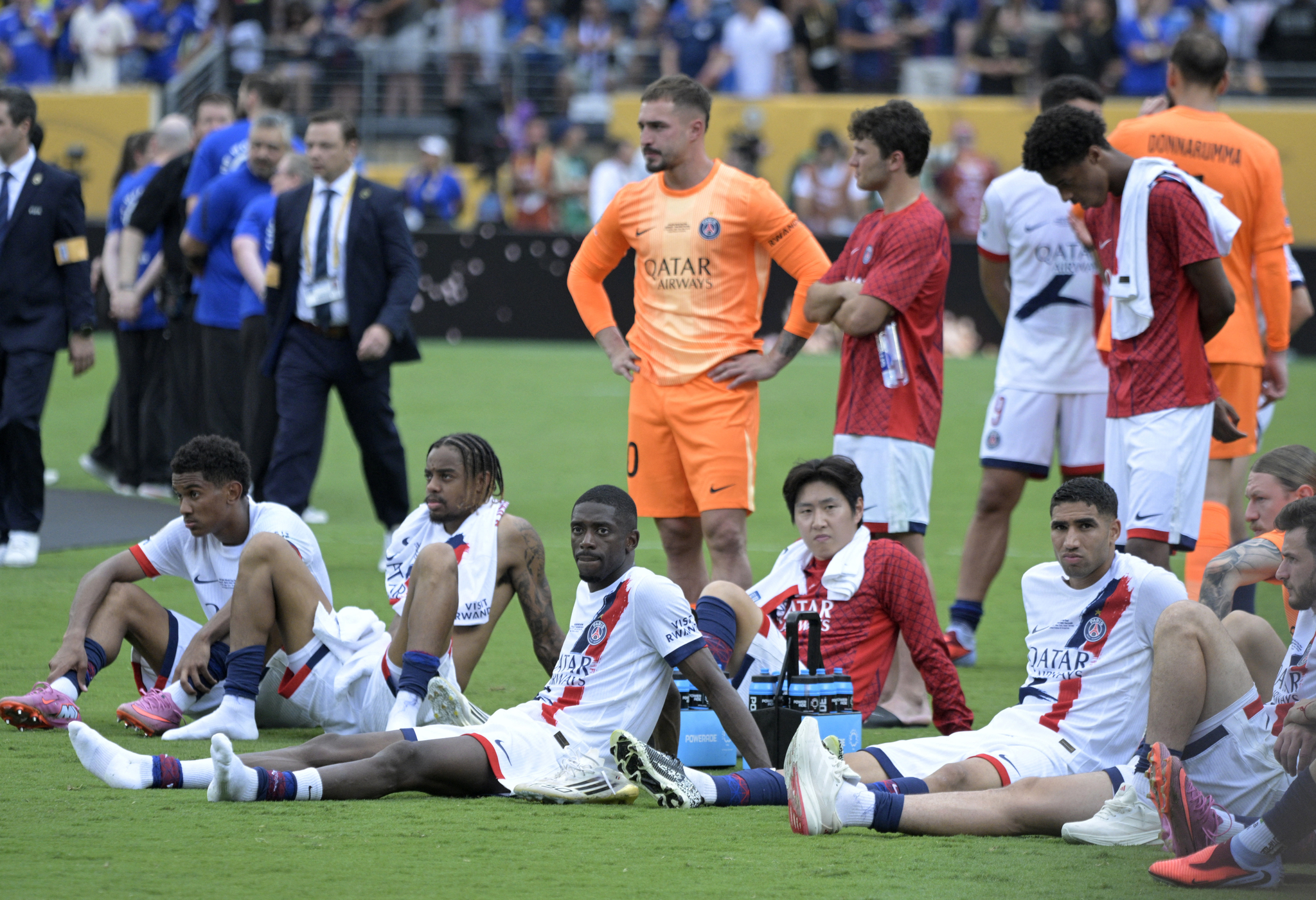 이강인을 비롯한 PSG 선수들이 클럽월드컵 결승전 패배 후 허탈한 표정으로 앉아있다. [로이터=연합뉴스]