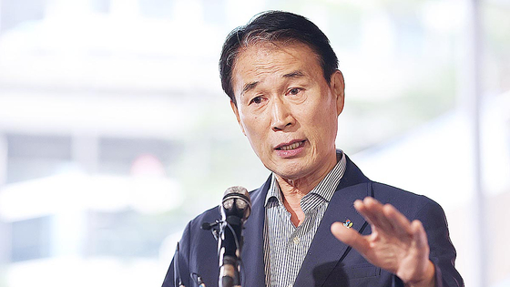  권오을 국가보훈부 장관 후보자가 6월 25일 서울 중구 서울스퀘어에 마련된 인사청문회 사무실로 출근하며 취재진 질문에 답하고 있다. 연합뉴스